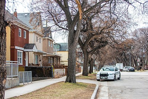 MIKAELA MACKENZIE / WINNIPEG FREE PRESS

Police investigate the scene of a shooting on the 600 block of Spence Street in Winnipeg on Friday, April 23, 2021. For --- story.
Winnipeg Free Press 2020.