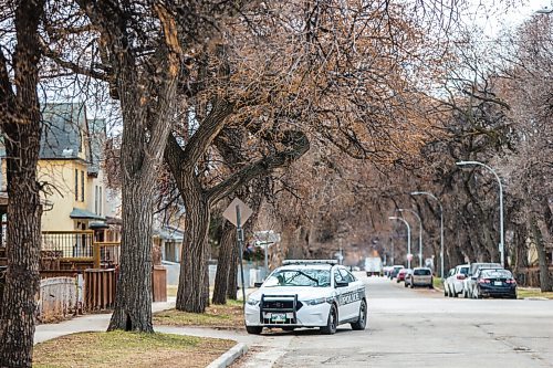 MIKAELA MACKENZIE / WINNIPEG FREE PRESS

Police investigate the scene of a shooting on the 600 block of Spence Street in Winnipeg on Friday, April 23, 2021. For --- story.
Winnipeg Free Press 2020.