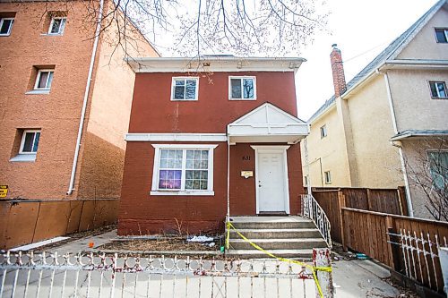 MIKAELA MACKENZIE / WINNIPEG FREE PRESS

Police investigate the scene of a shooting on the 600 block of Spence Street in Winnipeg on Friday, April 23, 2021. For --- story.
Winnipeg Free Press 2020.