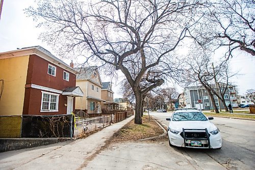 MIKAELA MACKENZIE / WINNIPEG FREE PRESS

Police investigate the scene of a shooting on the 600 block of Spence Street in Winnipeg on Friday, April 23, 2021. For --- story.
Winnipeg Free Press 2020.