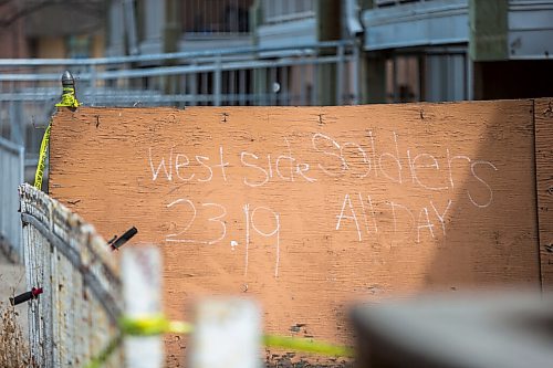 MIKAELA MACKENZIE / WINNIPEG FREE PRESS

Police investigate the scene of a shooting on the 600 block of Spence Street in Winnipeg on Friday, April 23, 2021. For --- story.
Winnipeg Free Press 2020.