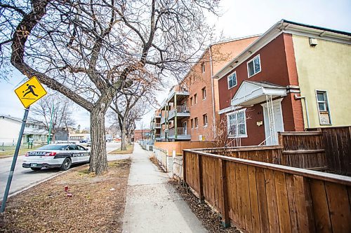 MIKAELA MACKENZIE / WINNIPEG FREE PRESS

Police investigate the scene of a shooting on the 600 block of Spence Street in Winnipeg on Friday, April 23, 2021. For --- story.
Winnipeg Free Press 2020.