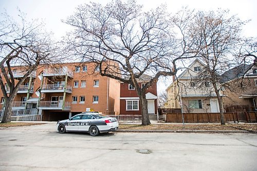 MIKAELA MACKENZIE / WINNIPEG FREE PRESS

Police investigate the scene of a shooting on the 600 block of Spence Street in Winnipeg on Friday, April 23, 2021. For --- story.
Winnipeg Free Press 2020.
