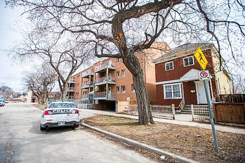 MIKAELA MACKENZIE / WINNIPEG FREE PRESS

Police investigate the scene of a shooting on the 600 block of Spence Street in Winnipeg on Friday, April 23, 2021. For --- story.
Winnipeg Free Press 2020.