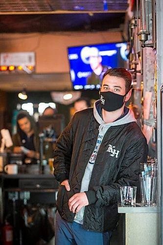 MIKAELA MACKENZIE / WINNIPEG FREE PRESS

Hughie Glover, a bartender at the King's Head who is getting the vaccine because the restaurant he works at is in a hot zone, poses for a portrait at the pub in Winnipeg on Friday, April 23, 2021. For Kevin story.
Winnipeg Free Press 2020.