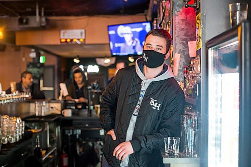 MIKAELA MACKENZIE / WINNIPEG FREE PRESS

Hughie Glover, a bartender at the King's Head who is getting the vaccine because the restaurant he works at is in a hot zone, poses for a portrait at the pub in Winnipeg on Friday, April 23, 2021. For Kevin story.
Winnipeg Free Press 2020.