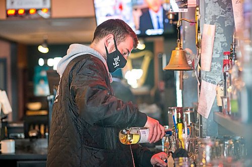 MIKAELA MACKENZIE / WINNIPEG FREE PRESS

Hughie Glover, a bartender at the King's Head who is getting the vaccine because the restaurant he works at is in a hot zone, poses for a portrait at the pub in Winnipeg on Friday, April 23, 2021. For Kevin story.
Winnipeg Free Press 2020.