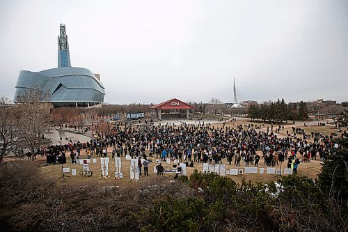 JOHN WOODS / WINNIPEG FREE PRESS
A group of anti-maskers gathered at the Forks for a rally in Winnipeg Sunday, April 25, 2021. 

Reporter: ?