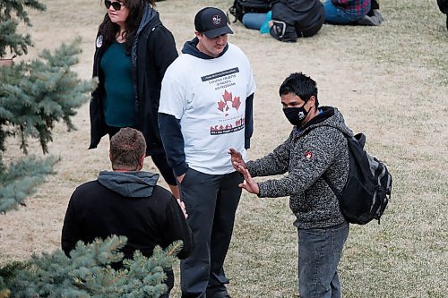 JOHN WOODS / WINNIPEG FREE PRESS
Anti-maskers speak to a person wearing a mask at the Forks. A group of anti-maskers gathered at the Forks for a rally in Winnipeg Sunday, April 25, 2021. 

Reporter: ?