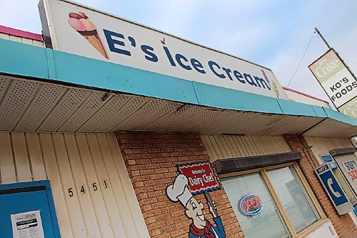 Canstar Community News E's Ice Cream, a seasonal shop, opened for business in April, a sure sign of warmer weather. (GABRIELLE PICHÉ/CANSTAR COMMUNITY NEWS/HEADLINER)