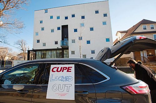 MIKE DEAL / WINNIPEG FREE PRESS
Employee's of Welcome Place came to work Tuesday morning to find the doors were locked. Their union representative, Scott Clark, was on hand to start a picket line as soon as the lockout started.
210427 - Tuesday, April 27, 2021.