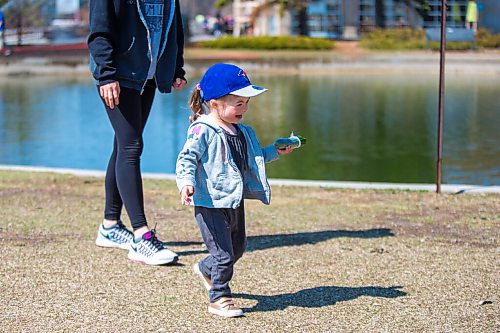 MIKAELA MACKENZIE / WINNIPEG FREE PRESS

Ivy Jung (two) enjoys the warm spring weather with her mom, Melanie Jung, at Assiniboine Park in Winnipeg on Tuesday, April 27, 2021. Standup.
Winnipeg Free Press 2020.