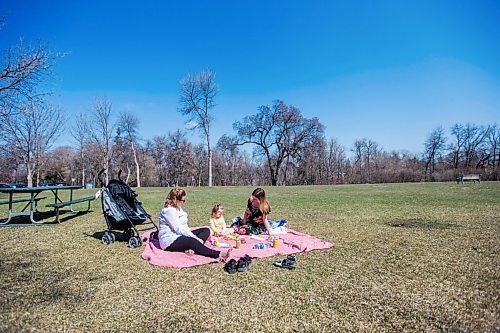 MIKAELA MACKENZIE / WINNIPEG FREE PRESS

Dorie (left), Berkley (three), and Steph Rutherford enjoy a picnic in the sun at Assiniboine Park in Winnipeg on Tuesday, April 27, 2021. Standup.
Winnipeg Free Press 2020.