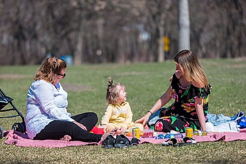 MIKAELA MACKENZIE / WINNIPEG FREE PRESS

Dorie (left), Berkley (three), and Steph Rutherford enjoy a picnic in the sun at Assiniboine Park in Winnipeg on Tuesday, April 27, 2021. Standup.
Winnipeg Free Press 2020.