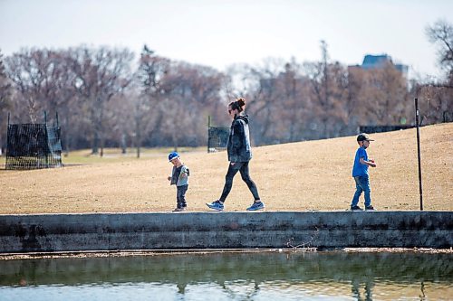 MIKAELA MACKENZIE / WINNIPEG FREE PRESS

Melanie Jung (centre) and her kids, Ivy (two, left) and Liam (four), enjoy the warm spring weather at Assiniboine Park in Winnipeg on Tuesday, April 27, 2021. Standup.
Winnipeg Free Press 2020.