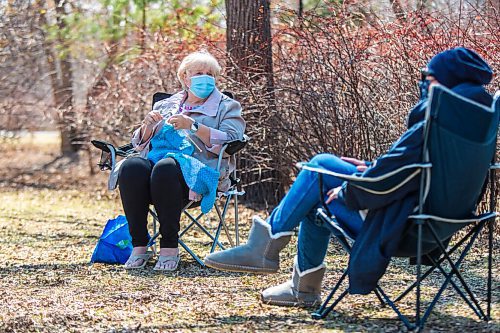 MIKAELA MACKENZIE / WINNIPEG FREE PRESS

Linda Scarth (left) and her sister, Wendy Aldrich, take advantage of the warm spring weather for a long-awaited visit (the two hadn't seen each other for six months) at Assiniboine Park in Winnipeg on Tuesday, April 27, 2021. Standup.
Winnipeg Free Press 2020.