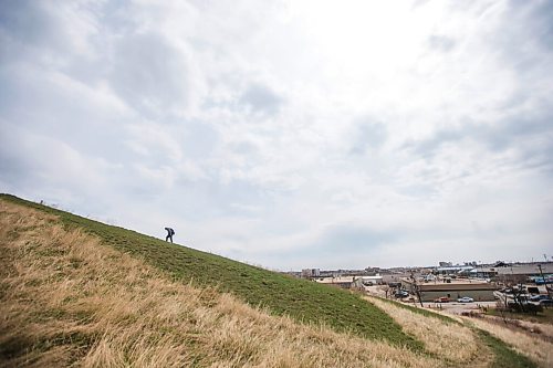 MIKAELA MACKENZIE / WINNIPEG FREE PRESS

A person trains for hiking by doing hill repeats in Westview Park in Winnipeg on Wednesday, April 28, 2021. Standup.
Winnipeg Free Press 2020.