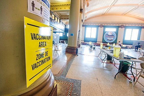 MIKAELA MACKENZIE / WINNIPEG FREE PRESS

The Aboriginal Health and Wellness Centre Indigenous immunization clinic on opening day in Winnipeg on Thursday, April 29, 2021.
Winnipeg Free Press 2020.