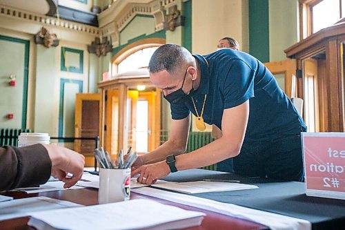 MIKAELA MACKENZIE / WINNIPEG FREE PRESS

Kevin Chief fills out a form before getting his vaccine at the Aboriginal Health and Wellness Centre Indigenous immunization clinic in Winnipeg on Thursday, April 29, 2021.
Winnipeg Free Press 2020.