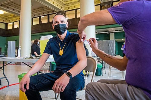 MIKAELA MACKENZIE / WINNIPEG FREE PRESS

Kevin Chief gets his COVID-19 vaccine from Dr. Barry Lavallee, CEO of Keewatinohk Inniniw Minoayawin, at the Aboriginal Health and Wellness Centre Indigenous immunization clinic in Winnipeg on Thursday, April 29, 2021.
Winnipeg Free Press 2020.