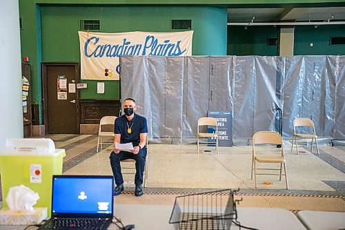 MIKAELA MACKENZIE / WINNIPEG FREE PRESS

Kevin Chief waits before getting his vaccine at the Aboriginal Health and Wellness Centre Indigenous immunization clinic in Winnipeg on Thursday, April 29, 2021.
Winnipeg Free Press 2020.