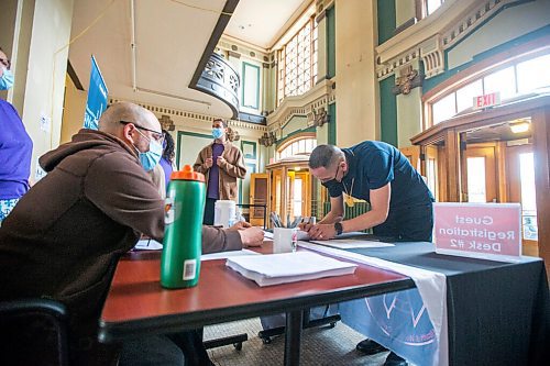 MIKAELA MACKENZIE / WINNIPEG FREE PRESS

Kevin Chief fills out a form before getting his vaccine at the Aboriginal Health and Wellness Centre Indigenous immunization clinic in Winnipeg on Thursday, April 29, 2021.
Winnipeg Free Press 2020.