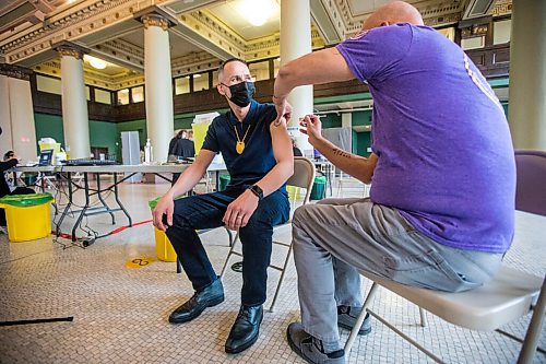 MIKAELA MACKENZIE / WINNIPEG FREE PRESS

Kevin Chief gets his COVID-19 vaccine from Dr. Barry Lavallee, CEO of Keewatinohk Inniniw Minoayawin, at the Aboriginal Health and Wellness Centre Indigenous immunization clinic in Winnipeg on Thursday, April 29, 2021.
Winnipeg Free Press 2020.