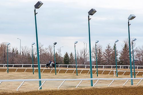 MIKE DEAL / WINNIPEG FREE PRESS
Early morning training on the Assiniboia Downs track on Thursday. Racing is set to begin on May 17th.
210429 - Thursday, April 29, 2021.