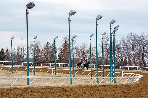 MIKE DEAL / WINNIPEG FREE PRESS
Early morning training on the Assiniboia Downs track on Thursday. Racing is set to begin on May 17th.
210429 - Thursday, April 29, 2021.