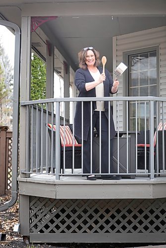 RUTH BONNEVILLE / WINNIPEG FREE PRESS

LOCAL - pots for docs


Description: Doctor's Manitoba CEO Theresa Oswald on the porch of her home with a pot and wooden spoon to advances the National Physicians' Day and #PotsForDocs happening Saturday at 7:00 pm.


Katlyn Streilein story

April 30, 2021
