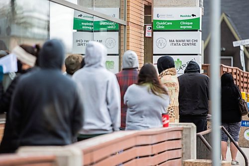 MIKAELA MACKENZIE / WINNIPEG FREE PRESS

A lineup goes down the sidewalk in front of a vaccination clinic at Ma Mawi Wi Chi Itata Centre on McGregor in Winnipeg on Monday, May 3, 2021.
Winnipeg Free Press 2020.