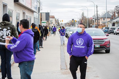 MIKAELA MACKENZIE / WINNIPEG FREE PRESS

A lineup goes down the sidewalk in front of a vaccination clinic at Ma Mawi Wi Chi Itata Centre on McGregor in Winnipeg on Monday, May 3, 2021.
Winnipeg Free Press 2020.