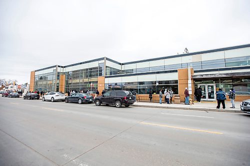 MIKAELA MACKENZIE / WINNIPEG FREE PRESS

A lineup goes down the sidewalk in front of a vaccination clinic at Ma Mawi Wi Chi Itata Centre on McGregor in Winnipeg on Monday, May 3, 2021.
Winnipeg Free Press 2020.