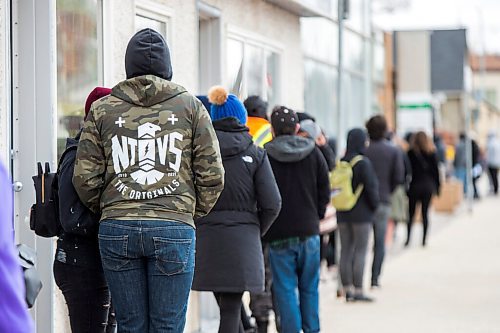 MIKAELA MACKENZIE / WINNIPEG FREE PRESS

A lineup goes down the sidewalk in front of a vaccination clinic at Ma Mawi Wi Chi Itata Centre on McGregor in Winnipeg on Monday, May 3, 2021.
Winnipeg Free Press 2020.