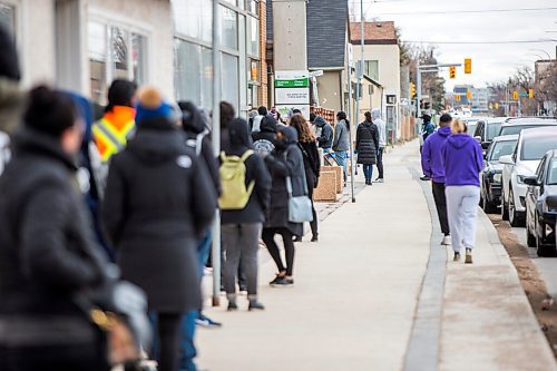 MIKAELA MACKENZIE / WINNIPEG FREE PRESS

A lineup goes down the sidewalk in front of a vaccination clinic at Ma Mawi Wi Chi Itata Centre on McGregor in Winnipeg on Monday, May 3, 2021.
Winnipeg Free Press 2020.