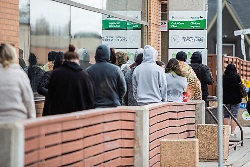 MIKAELA MACKENZIE / WINNIPEG FREE PRESS

A lineup goes down the sidewalk in front of a vaccination clinic at Ma Mawi Wi Chi Itata Centre on McGregor in Winnipeg on Monday, May 3, 2021.
Winnipeg Free Press 2020.