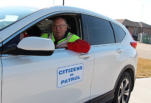 Canstar Community News Kerry McInnes patrols Oak Bluff in his Honda CR-V for the community's COPP program. (GABRIELLE PICHÉ/CANSTAR COMMUNITY NEWS/HEADLINER)