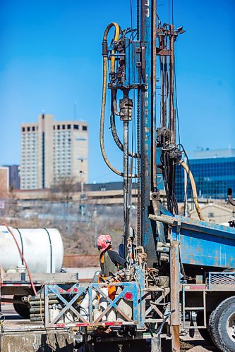 MIKAELA MACKENZIE / WINNIPEG FREE PRESS

Dylan Goertzen works on drilling holes for a geothermal energy system at The Forks in Winnipeg on Wednesday, May 5, 2021. For Sarah story.
Winnipeg Free Press 2020.