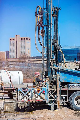 MIKAELA MACKENZIE / WINNIPEG FREE PRESS

Dylan Goertzen works on drilling holes for a geothermal energy system at The Forks in Winnipeg on Wednesday, May 5, 2021. For Sarah story.
Winnipeg Free Press 2020.