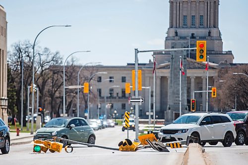 MIKAELA MACKENZIE / WINNIPEG FREE PRESS

A downed traffic light blocks two lanes on northbound Memorial Boulevard in Winnipeg on Wednesday, May 5, 2021. Standup.
Winnipeg Free Press 2020.