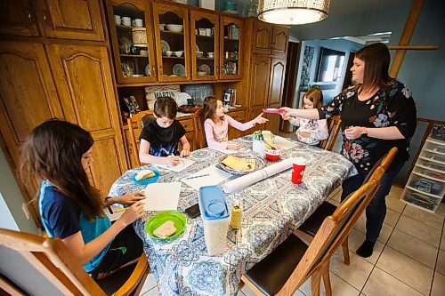 MIKE DEAL / WINNIPEG FREE PRESS
Melissa Martin who is a labour and delivery nurse and mom of four (from left) Clark, 11, Walter, 10, Stella, 7 and Audrey, 5, gets her kids fed and ready for school Thursday morning. 
See Jen Zoratti story
210506 - Thursday, May 06, 2021.