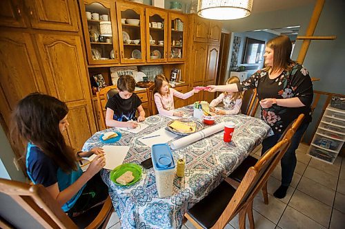 MIKE DEAL / WINNIPEG FREE PRESS
Melissa Martin who is a labour and delivery nurse and mom of four (from left) Clark, 11, Walter, 10, Stella, 7 and Audrey, 5, gets her kids fed and ready for school Thursday morning. 
See Jen Zoratti story
210506 - Thursday, May 06, 2021.