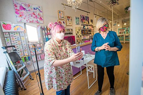 MIKAELA MACKENZIE / WINNIPEG FREE PRESS

Tara Davis films as her mom, Leslie Pinchin, narrates a video with "mom's picks" for Mother's Day in the shop in Winnipeg on Thursday, May 6, 2021. For Dave Sanderson story.
Winnipeg Free Press 2020.