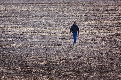 MIKE DEAL / WINNIPEG FREE PRESS
James Kuhl, COO of River Valley Farms, checks out the depth of the hemp seed that was just planted by his farm manager, Wilmar Wiebe, Wednesday morning.
The start of the growing season for hemp hearts at River Valley Farms, which is a few kilometres west of Portage La Prairie, in Bagot.
See Randal King farm-to-table feature story
210505 - Wednesday, May 05, 2021.