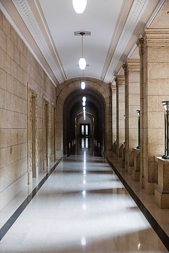 MIKE DEAL / WINNIPEG FREE PRESS
A hallway on the second floor of a mostly empty Manitoba Legislative building Thursday afternoon. 
See Carol Sanders story
210506 - Thursday, May 06, 2021.