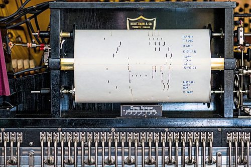 MIKAELA MACKENZIE / WINNIPEG FREE PRESS

An upright player piano in Andrew Thomson's living room in Winnipeg on Thursday, May 6, 2021. For Holly Harris story.
Winnipeg Free Press 2020.