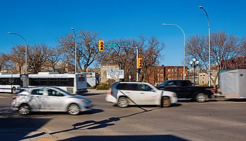 MIKE DEAL / WINNIPEG FREE PRESS
Traffic moves through Osborne and south bound Pembina at one of the many intersections in the confusion corner area where Pembina Hwy Corydon Ave and Osborne Street intersect. 
See Alison Gilmore story
210507 - Friday, May 07, 2021.