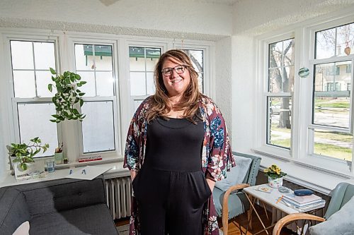 MIKE SUDOMA / WINNIPEG FREE PRESS  
Kirsten Neil, a former social media marketer, turned full time water colour artist, in her homes sunroom turned studio Friday afternoon
April 22, 2021