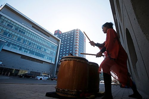 JOHN WOODS / WINNIPEG FREE PRESS
Drummer Phoebe Man drums in support of nurses outside the HSC Medical Intensive Care Unit (MICU) on William Ave in Winnipeg Monday, May 10, 2021. The Women of Colour Community Leadership Initiative (WCCLI) is organizing a week of community driven events to salute nurses and healthcare workers at HSC MICU during Nursing Week.

Reporter: standup