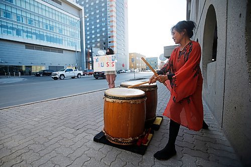 JOHN WOODS / WINNIPEG FREE PRESS
Drummer Phoebe Man drums in support of nurses as Jennifer Chen, President of the Women of Colour Community Leadership Initiative (WCCLI) holds a sign outside the HSC Medical Intensive Care Unit (MICU) on William Ave in Winnipeg Monday, May 10, 2021. The Women of Colour Community Leadership Initiative (WCCLI) is organizing a week of community driven events to salute nurses and healthcare workers at HSC MICU during Nursing Week.

Reporter: standup